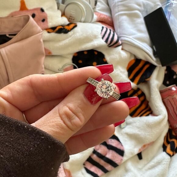 Faux diamond ring - Picture 7 of 7